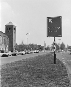 857468 Afbeelding van een wegwijzer aan de Burgemeester Norbruislaan te Utrecht, met links de Bethelkerk (Burgemeester ...